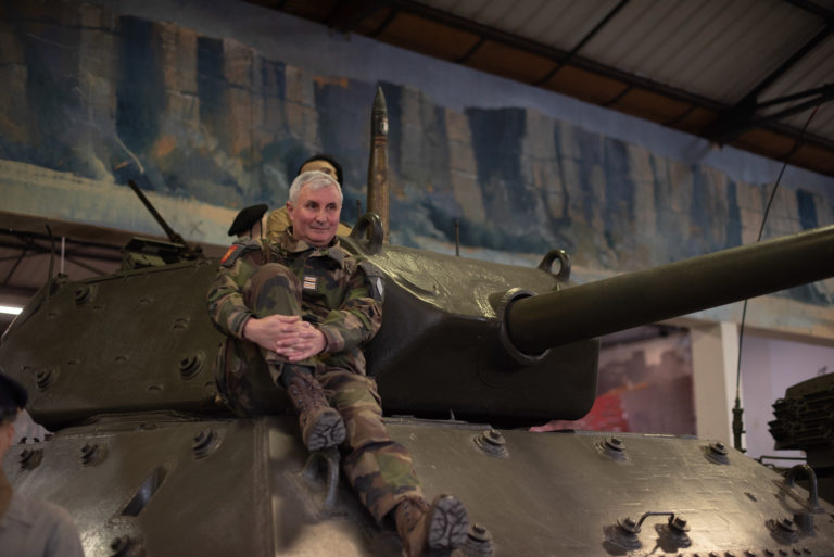 photo du Lt.col Garnier de Labereyer assis sur un tank