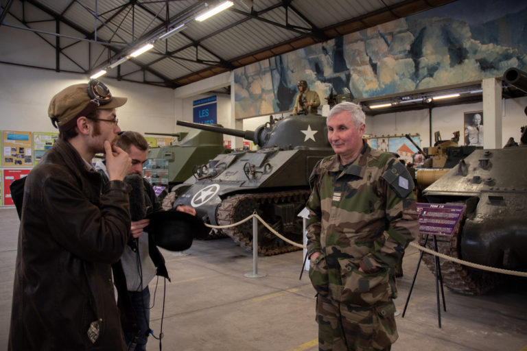 photo du Lt.col Garnier de Labereyer interviewer par ludovic warin pour le reportage sur le musée des blindées de Saumur