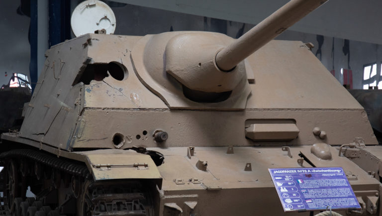 tank avec un impact au musée des blindées de Saumur