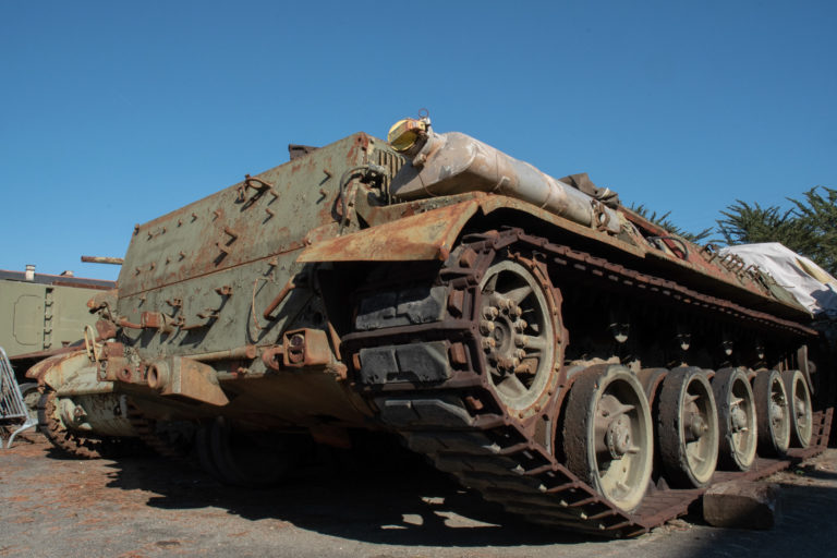 chassi AMX-30 pris par la rouille au musée des blindées de Saumur