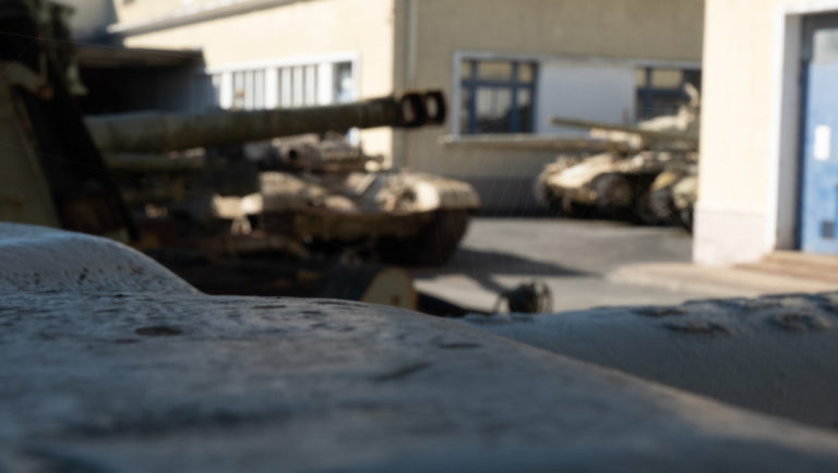 photo flou gaussien avec un T-72 russe au loin au musée des blindées de Saumur