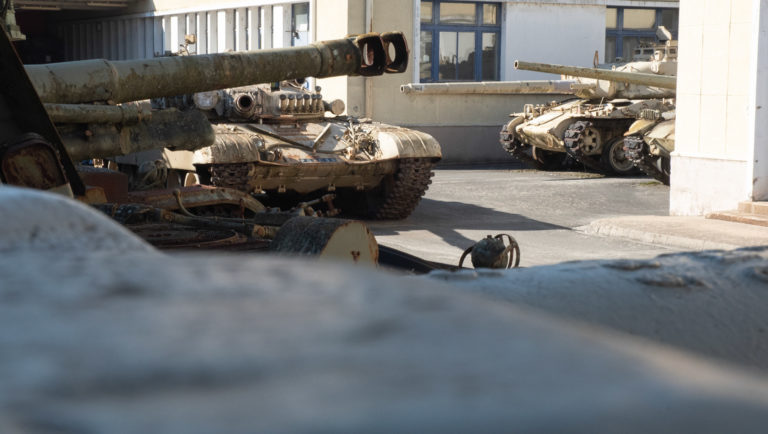 photo de loin d'un T-72 russe au musée des blindées de Saumur