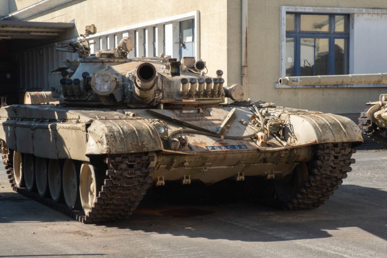 photo en gros en plan d'un T-72 russe en réparation au musée des blindées de Saumur